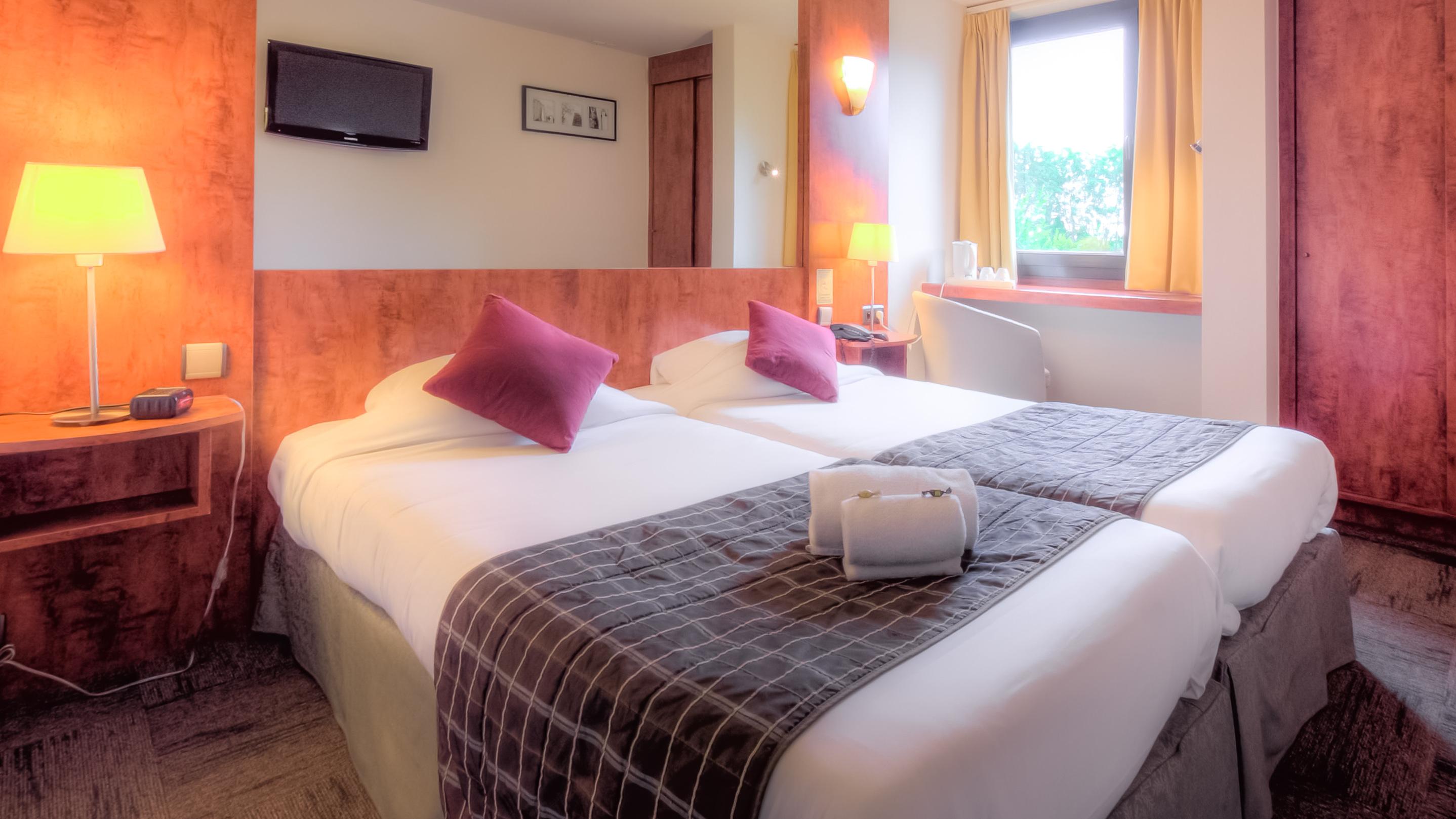 Logis Hotel Restaurant Des Acacias Lille Neuville En Ferrain Neuville-en-Ferrain Eksteriør bilde