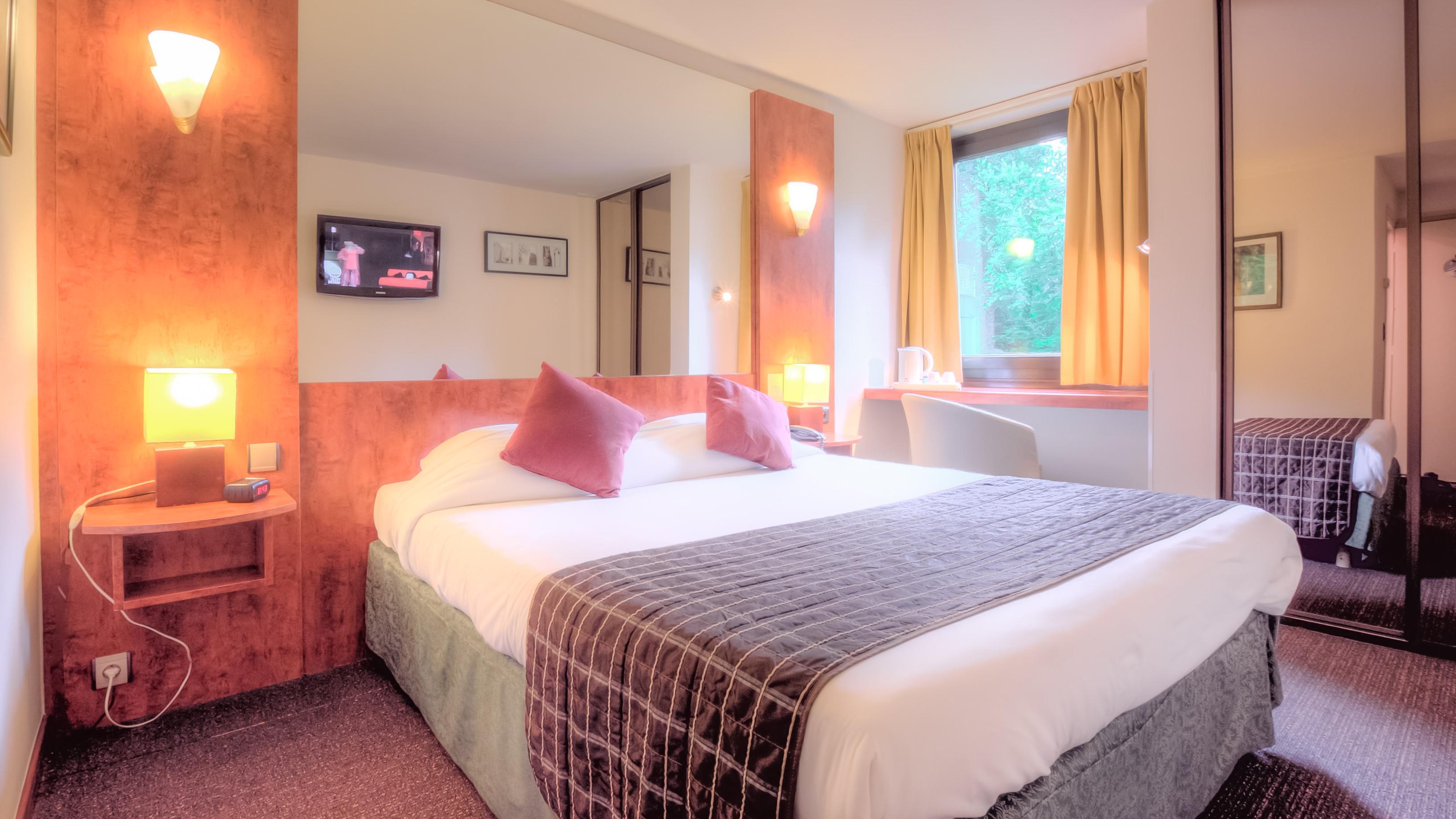 Logis Hotel Restaurant Des Acacias Lille Neuville En Ferrain Neuville-en-Ferrain Eksteriør bilde