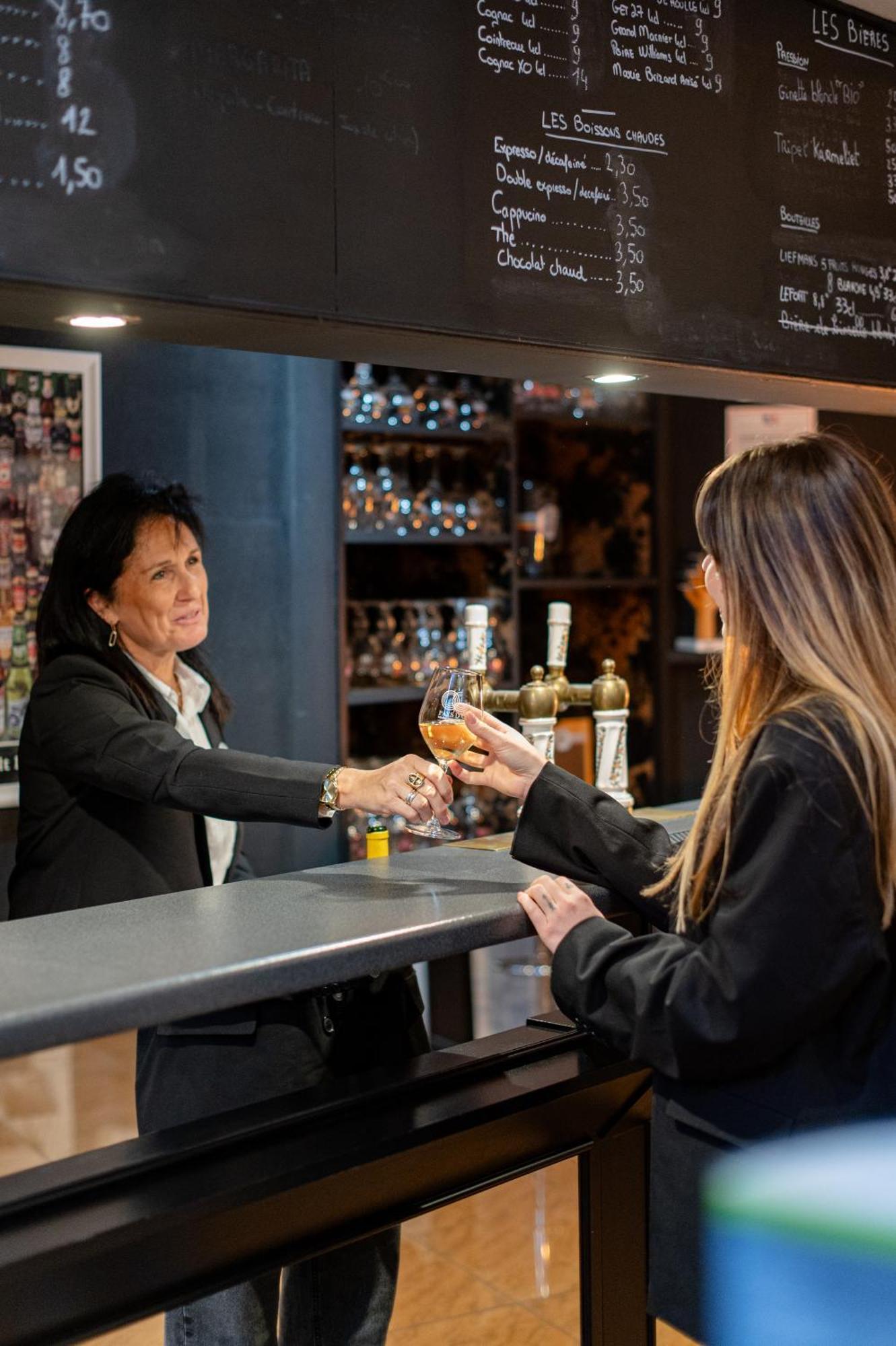 Logis Hotel Restaurant Des Acacias Lille Neuville En Ferrain Neuville-en-Ferrain Eksteriør bilde