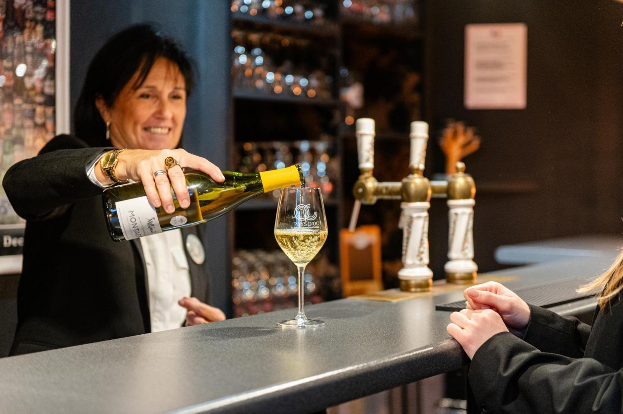 Logis Hotel Restaurant Des Acacias Lille Neuville En Ferrain Neuville-en-Ferrain Eksteriør bilde
