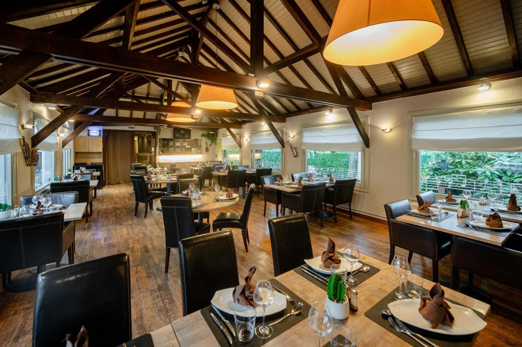Logis Hotel Restaurant Des Acacias Lille Neuville En Ferrain Neuville-en-Ferrain Eksteriør bilde