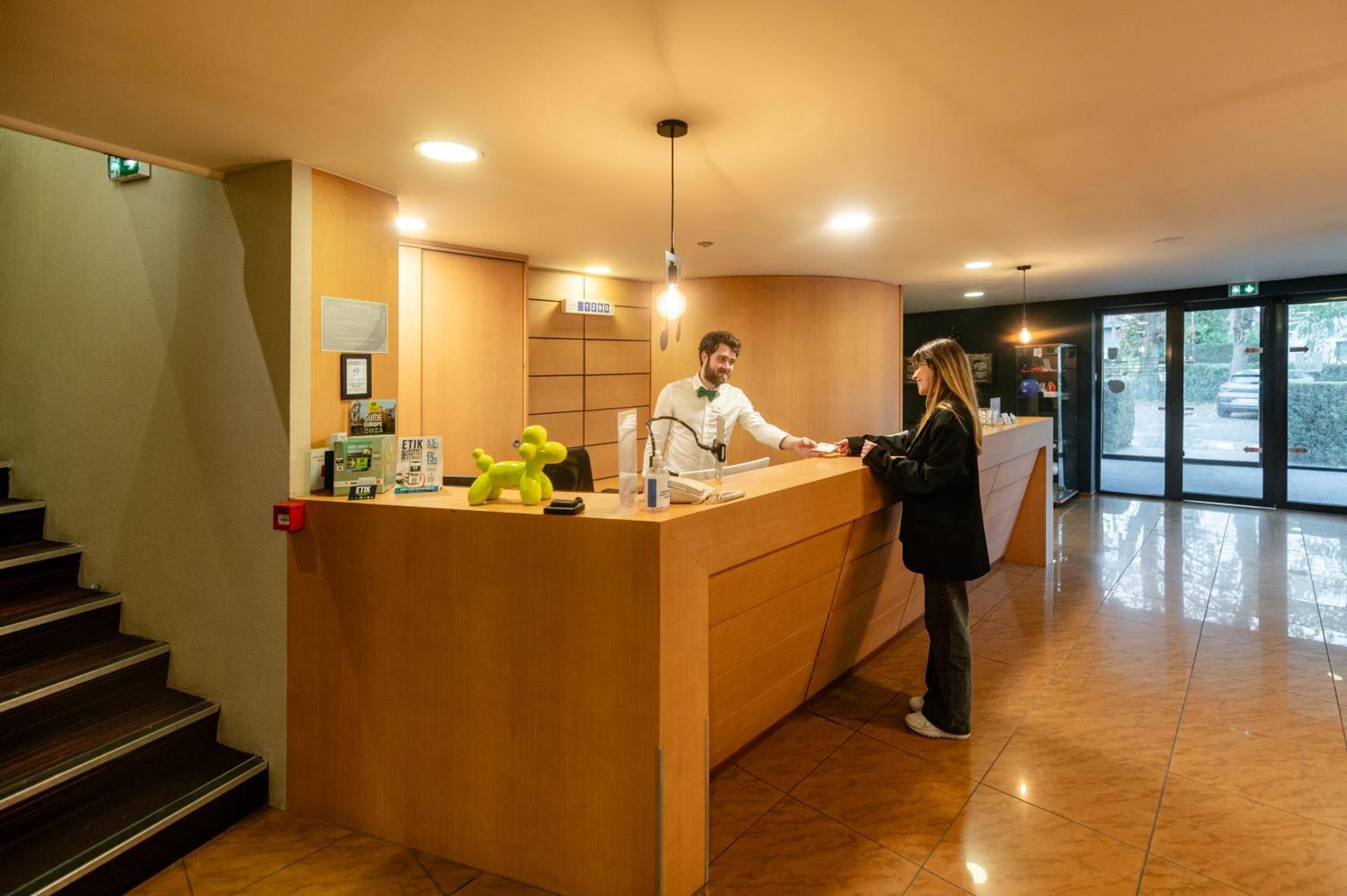 Logis Hotel Restaurant Des Acacias Lille Neuville En Ferrain Neuville-en-Ferrain Eksteriør bilde