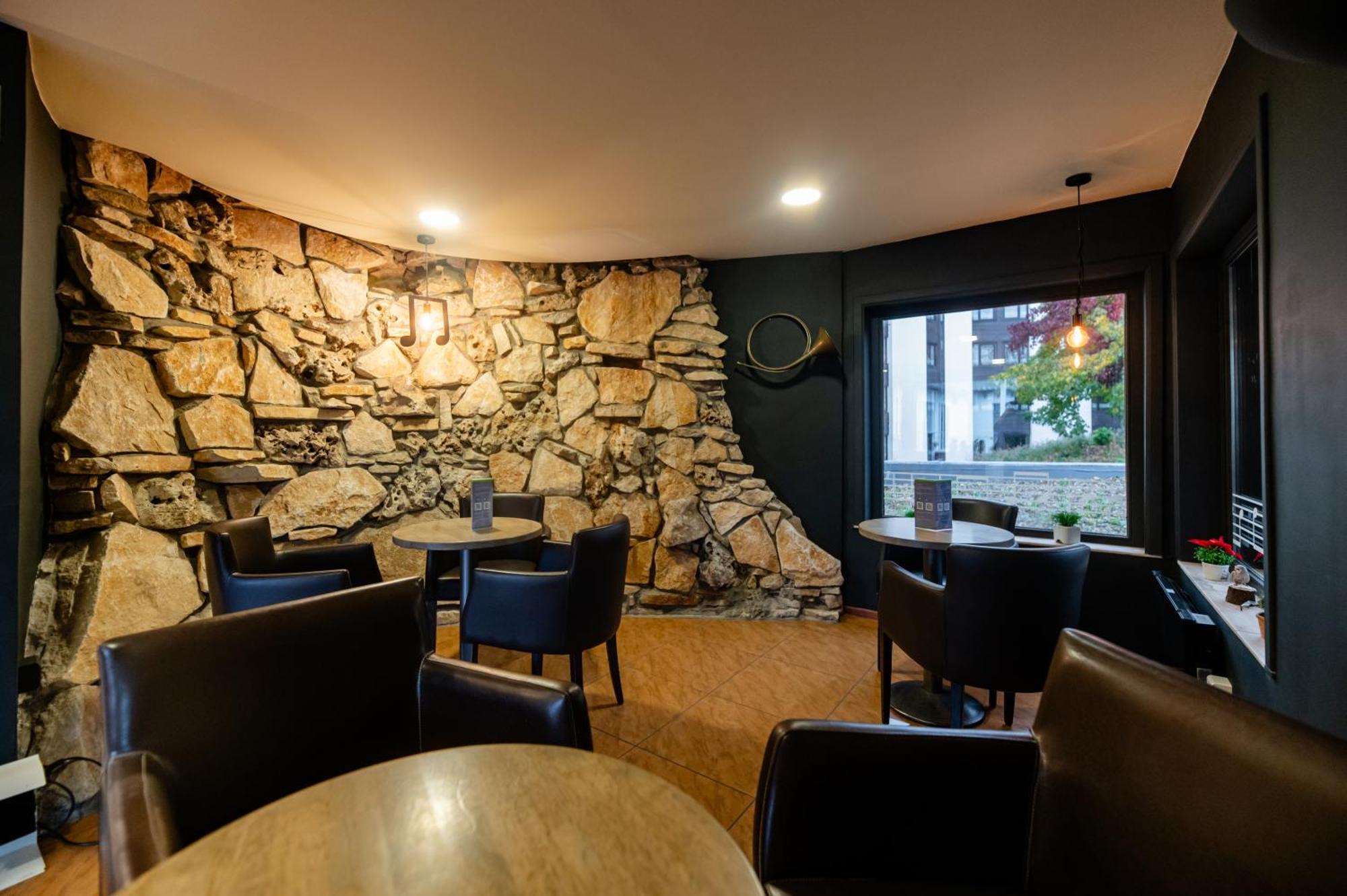 Logis Hotel Restaurant Des Acacias Lille Neuville En Ferrain Neuville-en-Ferrain Eksteriør bilde