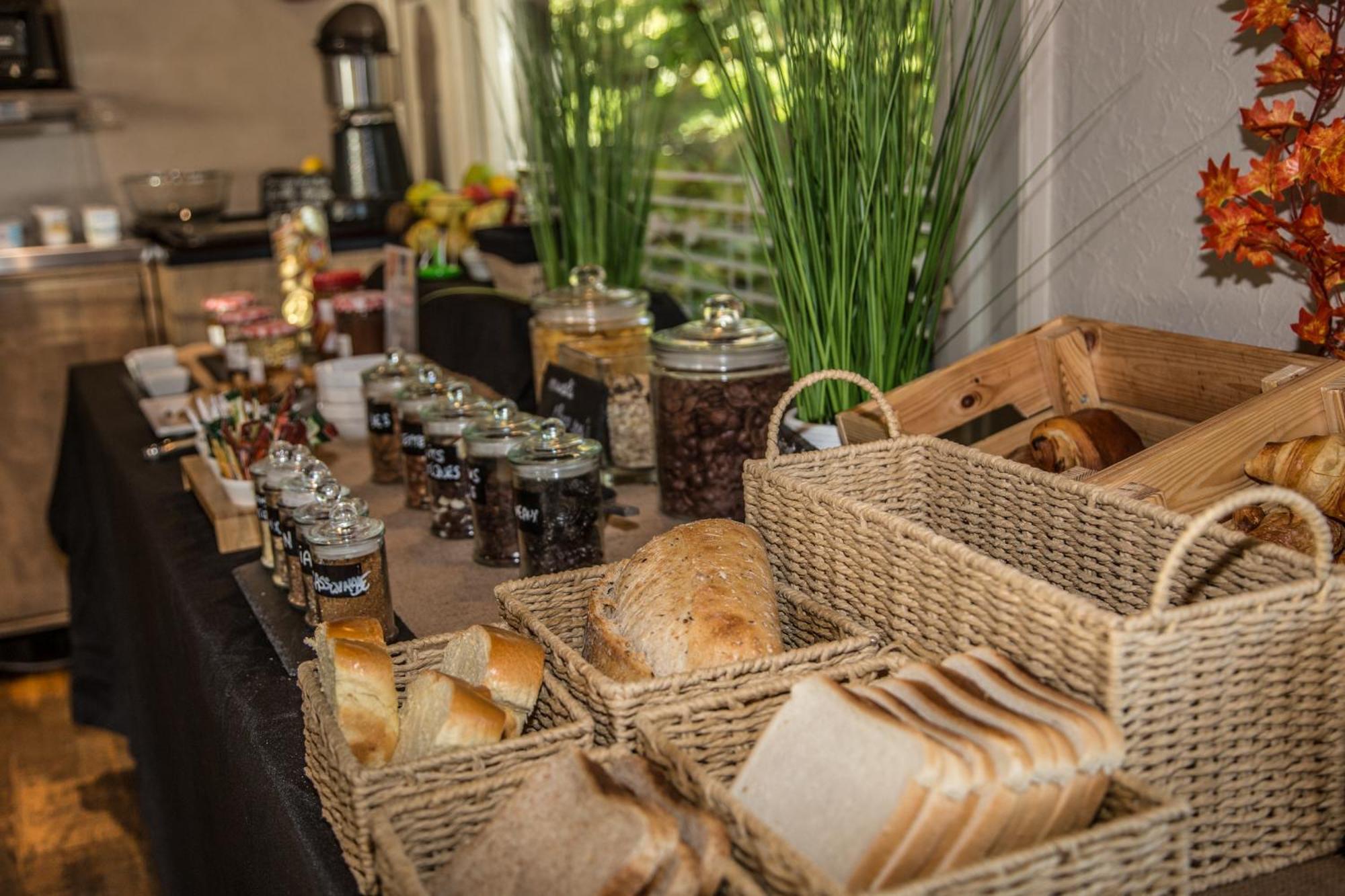 Logis Hotel Restaurant Des Acacias Lille Neuville En Ferrain Neuville-en-Ferrain Eksteriør bilde