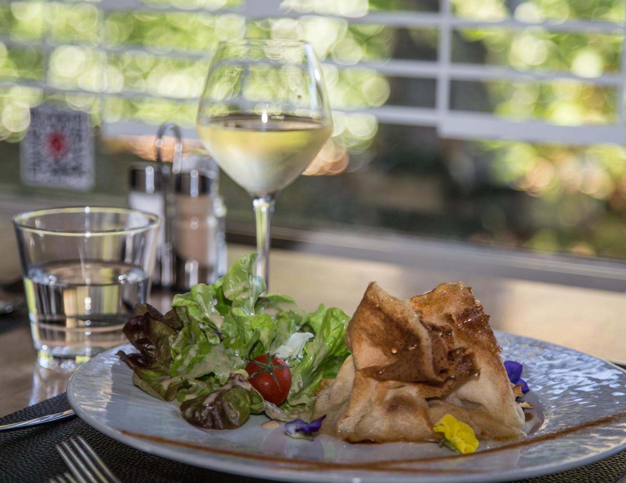 Logis Hotel Restaurant Des Acacias Lille Neuville En Ferrain Neuville-en-Ferrain Eksteriør bilde