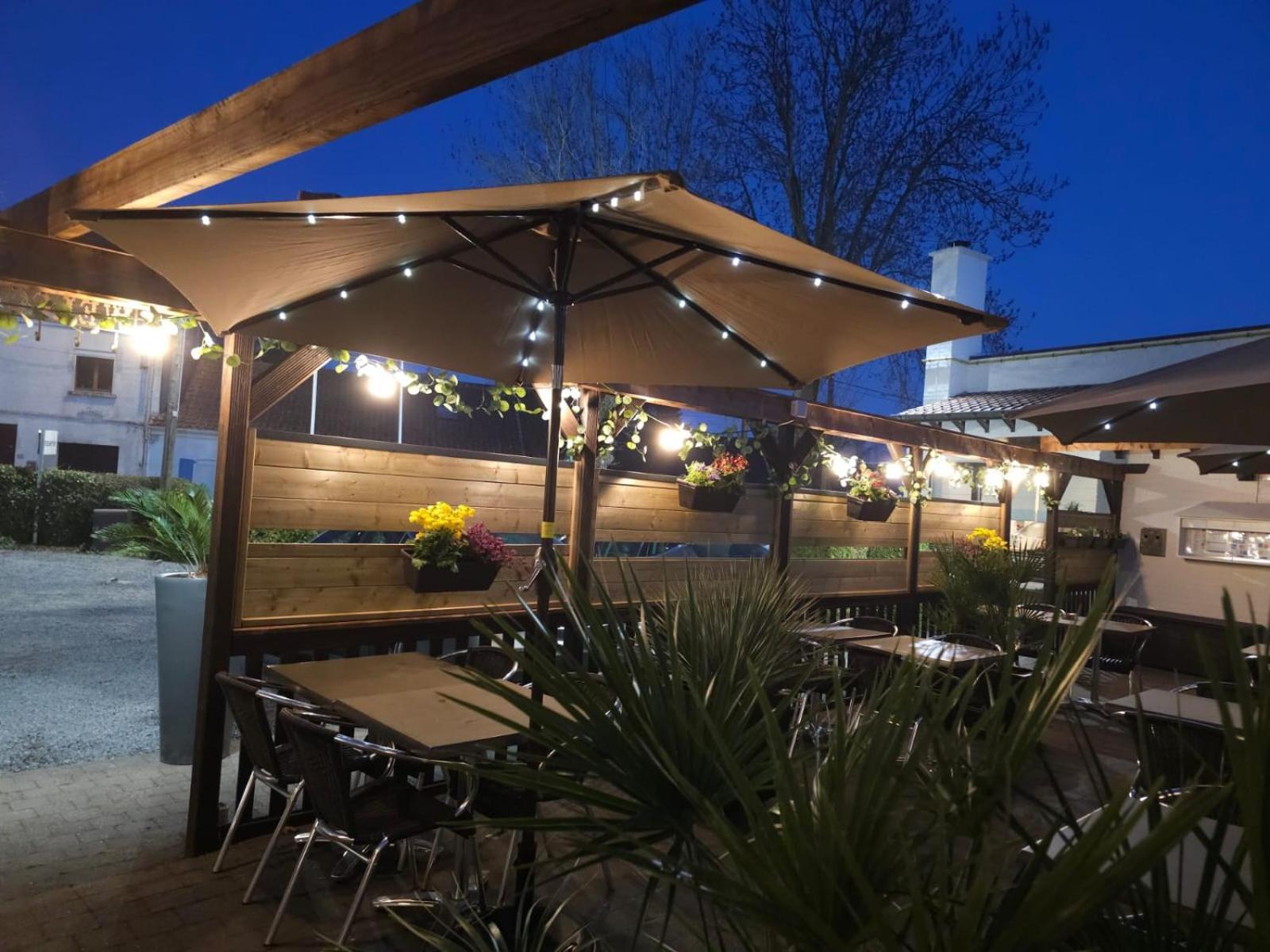 Logis Hotel Restaurant Des Acacias Lille Neuville En Ferrain Neuville-en-Ferrain Eksteriør bilde